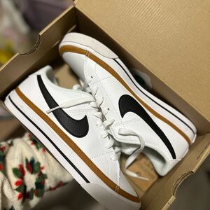 Nike White and Black Sneakers